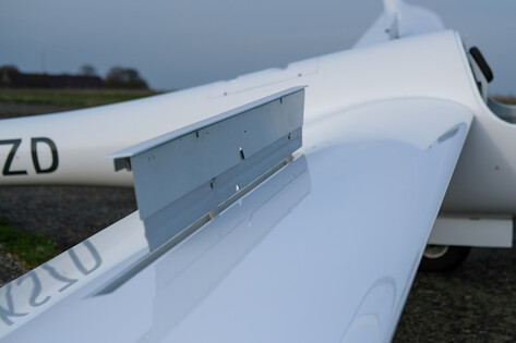 Detailaufnahme Bremsklappe am Tragflügel des SZD-55-2 Nexus e-motion.